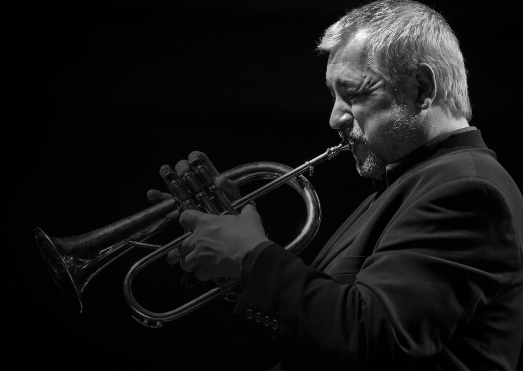 ROBERT MA JEWSKI NA FLUGELHORNIE Czołowy polski trębacz, kompozytor i aranżer. Laureat nagrody Fryderyka i wielu innych nagród. Finalista Światowego Konkursu Trębaczy im.