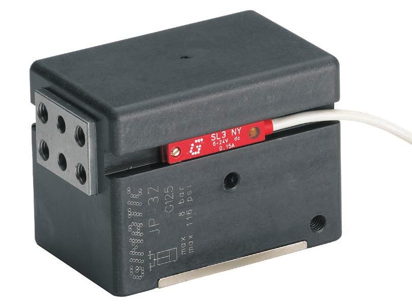 Czujniki Pozycja robocza jest wykrywana przez magnetyczne czujniki zbliżeniowe (opcjonalne) przez magnes umieszczony na tłoku.