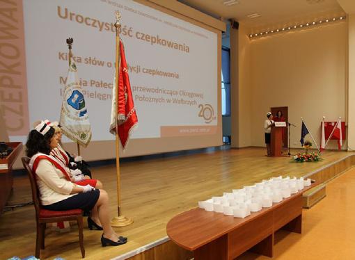 W Polsce pierwsze wzory czepka, to okres powstania pierwszych szkół kształcących pielęgniarki Kraków 1911 r.