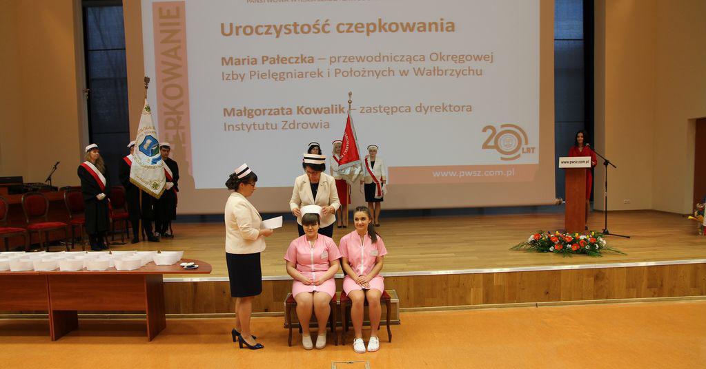 Angelusa Silesiusa w Wałbrzychu odbyła się uroczy- stość CZEPKOWANIA studentów I i II roku kierunku Pielęgniarstwa.
