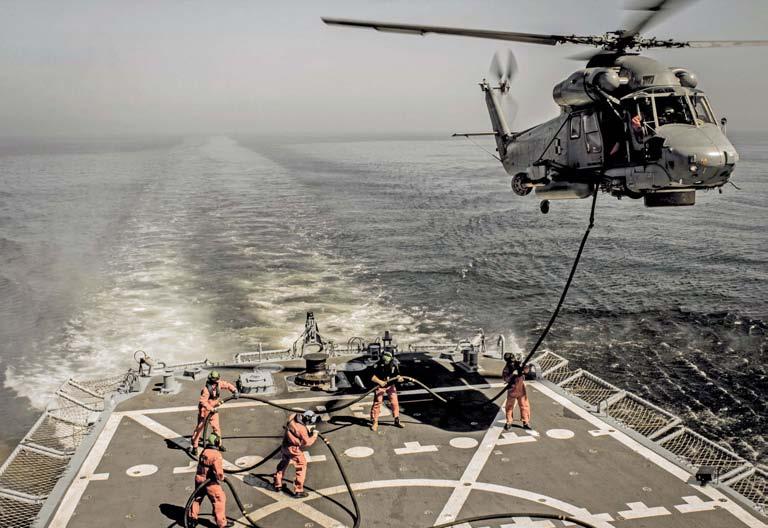 STRATEGICZNA KONCEPCJA BEZPIECZEŃSTWA MORSKIEGO RZECZYPOSPOLITEJ POLSKIEJ Śmigłowiec pokładowy Kaman SH-2G w trakcie tankowania.