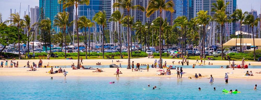Szkoła ICC Hawaii - Honolulu szkła znajduje się na 10 piętrze w Ala Moana Pacific Center w samym sercu Honolulu z przepięknym widokiem na dolinę Manoa i plażę