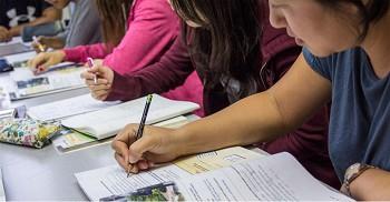 Oferowane kursy Kurs ogólny standardowy English for Communication Kurs ogólny przeznaczony jest dla tych uczestników, którzy chcą opanować praktyczne wykorzystanie czterech umiejętności (czytanie,
