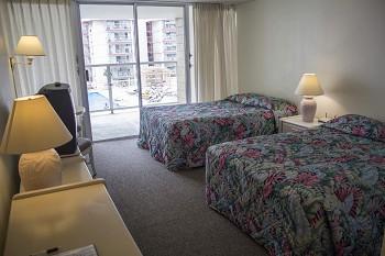 Do dyspozycji mieszkańców basen, jacuzzi, sauna, siłownia, miejsce na grilla, sklep spożywczy i pralnia na monety.
