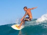 Surfing Hawaje to jedna z najlepszych i najbardziej znanych lokalizacji na świecie do surfowania. Surfowanie po falach to zdecydowanie sposób na zwieńczenie przygody tutaj na wyspie.