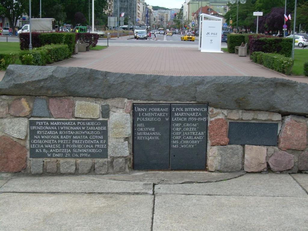 Płyty informacyjne na byłym Pomniku Marynarza Polskiego informujące m.in. co znajduje się wewnątrz monumentu. Fot. M.Dura Na zapytanie ze strony Defence24.