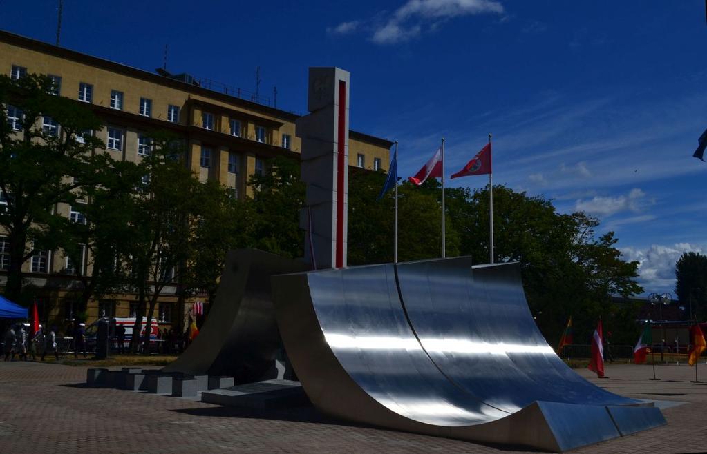 Pomnik Polski Morskiej w Gdyni w czasie jednego dnia, w jakim został on dopuszczony do oglądania. Fot. M.Dura Cały ten pomnik nie pasował jednak w osiowe założenie Skweru Kościuszki i Mola Południowego z Basenem Żeglarskim i kosztem 3 milionów złotych wprowadzono nowy monument.