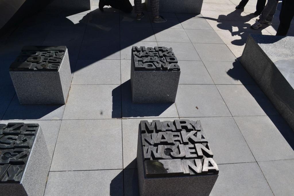 Tylko prawa, skrajna kolumienka przed Pomnikiem Polski Morskiej ma napis Marynarka Wojenna. Fot. M.Dura A przecież zgodnie z tradycją, ceremonie wojskowe organizowane są w miejscach w jakiś sposób związanych z chwałą polskiego oręża.