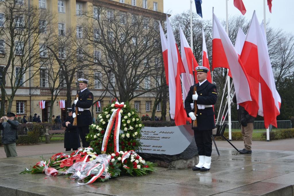 Nie wiadomo, czy przed cywilnym Pomnikiem Polski Morskiej powinny być organizowane ceremonie wojskowe tak samo jak przed monumentem Marynarza Polskiego. Fot. M.Dura Wbrew pozorom miasto Gdynia może to zrobić bardzo łatwo.
