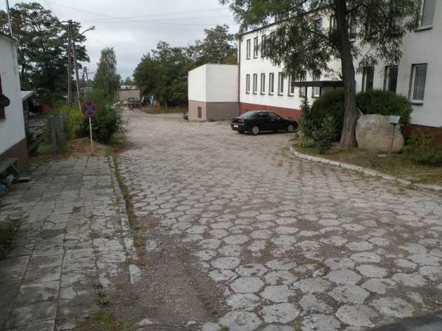 biurowym i budynkiem portierni.