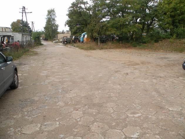 Działka posiada kształt nieregularny, zbliżony do trójkąta. Działka posiada duże przewyższenie pomiędzy wschodnią i zachodnią częścią, ze spadkiem w kierunku zachodnim.