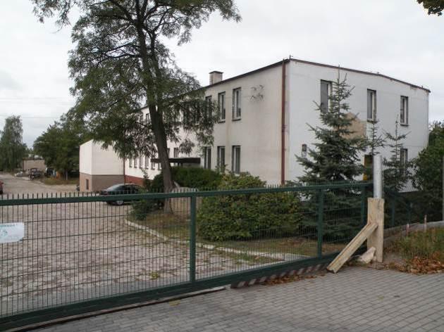 Dostęp do drogi publicznej zapewniony jest poprzez bezpośrednie sąsiedztwo (od strony wschodniej), z ulicą Lubelską. Bryła główna biurowego (nr inw.