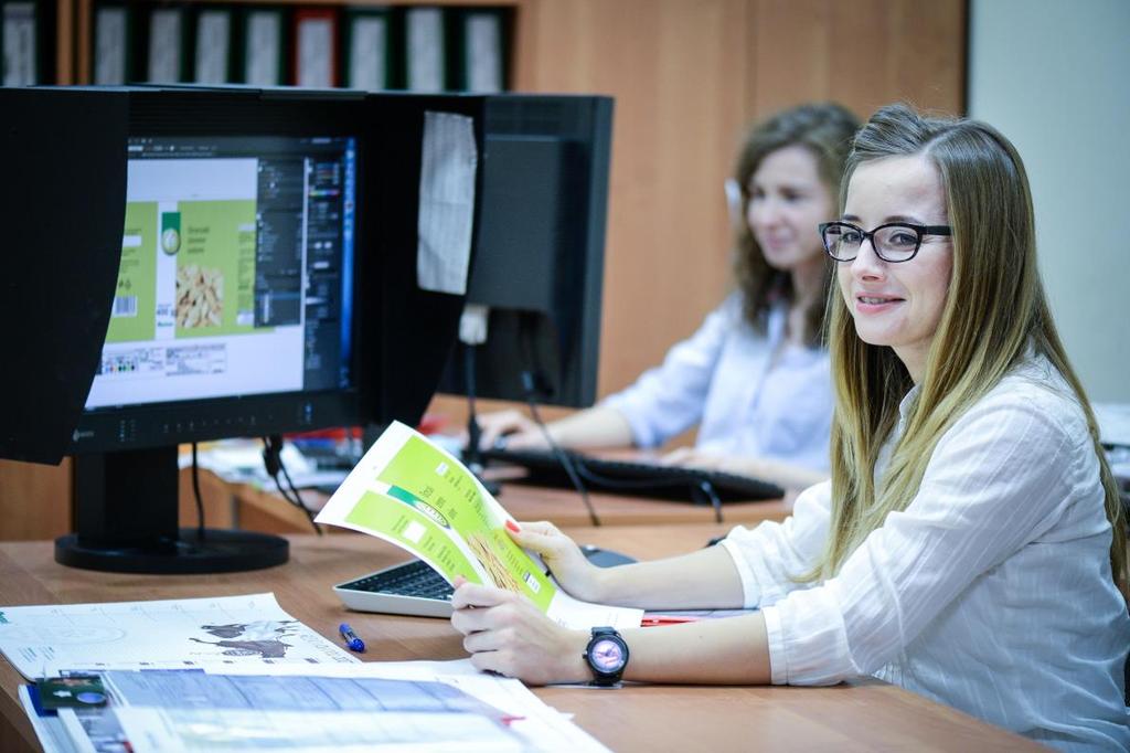 DZIAŁ PRZYGOTOWANIA FORM DRUKOWYCH I STUDIO PRE-PRESS Własne studio graficzne, nowoczesne rozwiązania technologiczne w zakresie obróbki