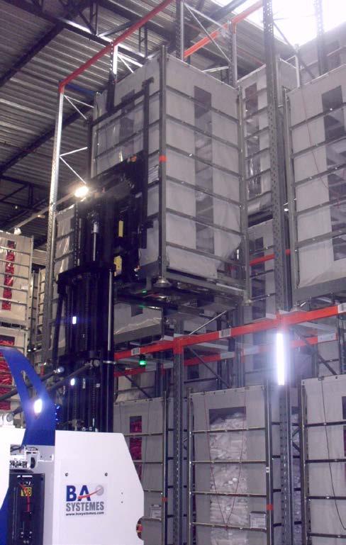 sztucznych Stacking containers in a company producing