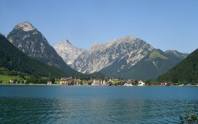 Główna trasa wiedzie widokowym szlakiem przez Seebergspitze, wznoszącym się ponad 1000 m nad taflą jeziora Achensee.