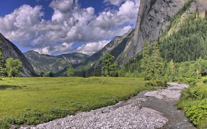 Karwendele, a w zasadzie Karwendelgebirge, to jedno z najrozleglejszych pasm wapiennych w Tyrolu.