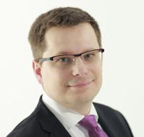 Absolwent Uniwersytetu Gdańskiego na Wydziale Ekonomii oraz Uniwersytetu Technologiczno-Przyrodniczego w Bydgoszczy na Wydziale Zarządzania (zarządzanie i inżynieria produkcji).