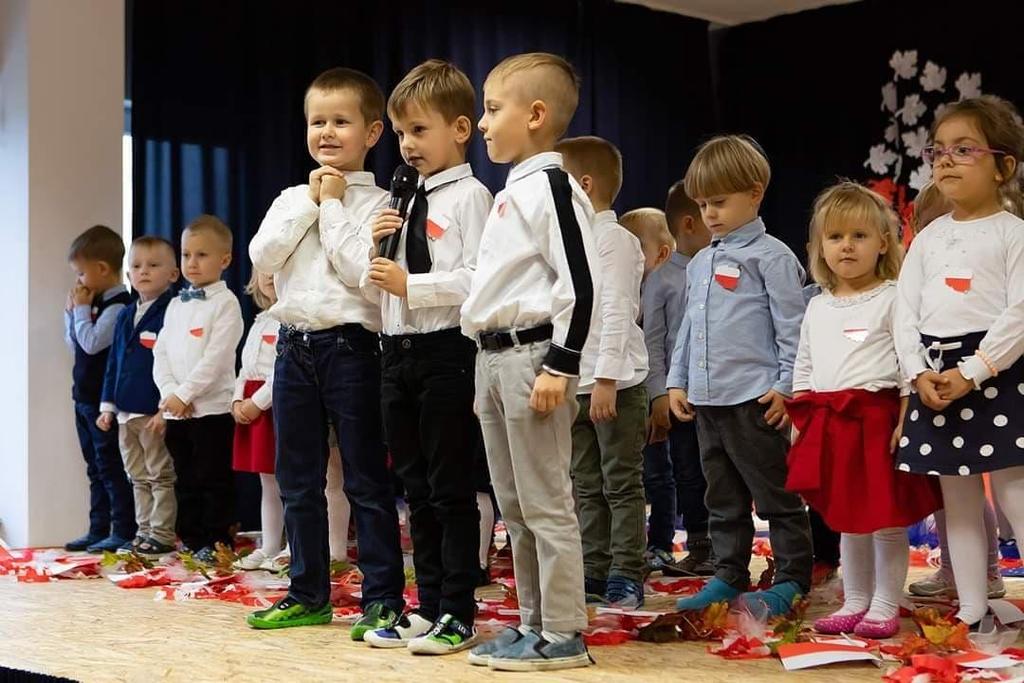 Dzieci 9 listopada przedstawiły wiersz Katechizm polskiego dziecka, o tematyce patriotycznej, zadanie nr 6.