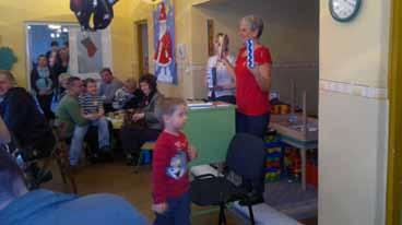 4 1/2012 dokończenie ze strony 1. XX Finał WOŚP w Żarowie Zacięta walka piłkarzy Licytuje Mariola Król 8 stycznia 2012 roku zagrała już po raz dwudziesty Wielka Orkiestra Świątecznej Pomocy.