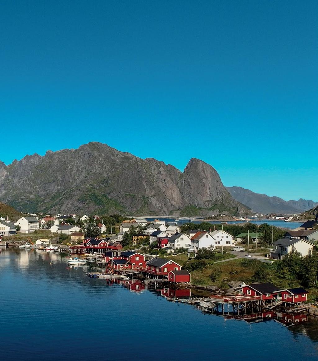 Reine wioska rybacka położona na wyspie Moskenesøya w norweskim archipelagu Lofotów Tym razem jeszcze bardziej na północ, jeszcze bardziej naokoło, ciągnąc za sobą domek na kółkach i kajak zamiast