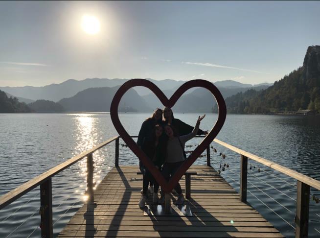 BLED, 14. 10. 2018 This Sunday on the 14th of October we woke up at 10 o'clock in the morning. We started z Talking and we did our makeup.