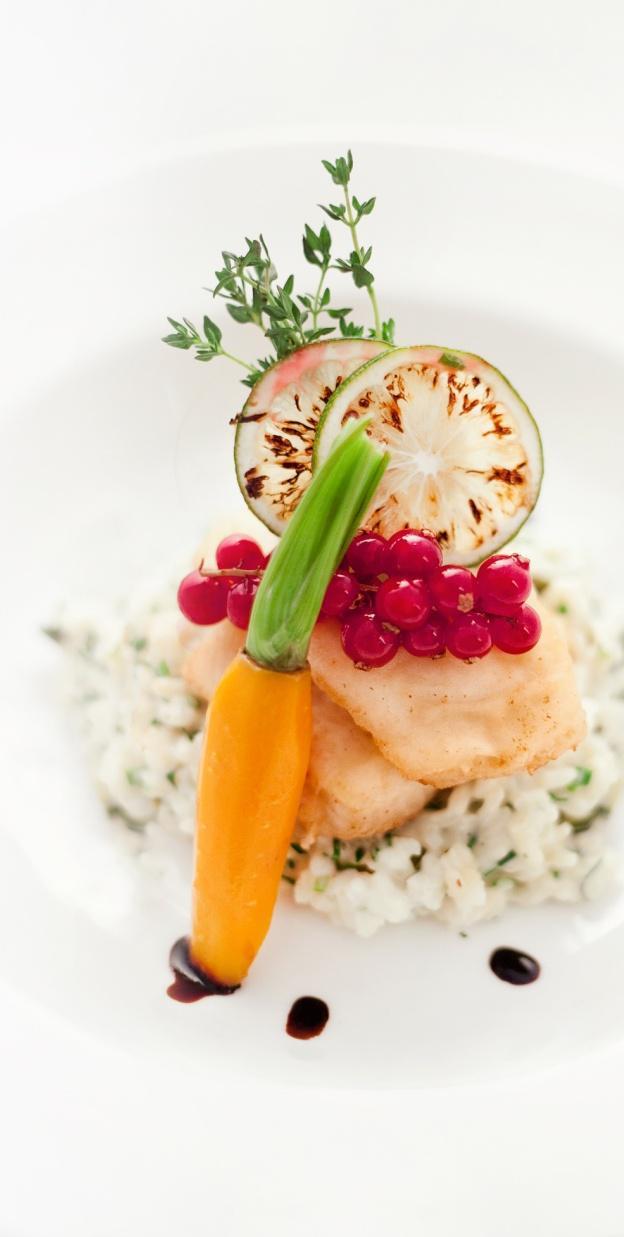 MENU WESELNE II z zimną płytą uzupełnianą do 8 h 275 PLN / osobę PRZYSTAWKA (do wyboru) Wędzony filet z łososia (z naszej wędzarni) podany z chutney z mango i kolendry oraz grzanką Carpaccio czyli
