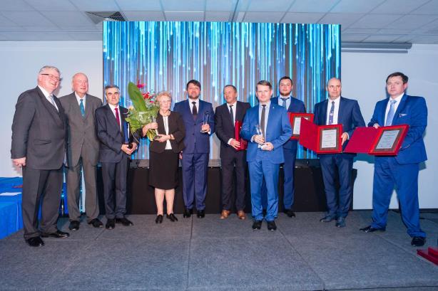 W kategorii Najlepsza strategia elektromobilna 2018 przyznano trzy pierwsze nagrody: - Gminie Miastu Szczecin za PROGRAM ELEKTROMOBILNOŚCI MIASTA - Państwowemu Gospodarstwu Leśnemu Lasy Państwowe za