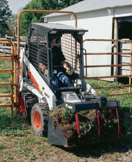 małe Ładowarka 463 posiada najbardziej kompaktową budowę w swej klasie, waży zaledwie 1300 kg i jest idealna do trudnych zadań w przestrzeniach zbyt wąskich dla innego osprzętu.