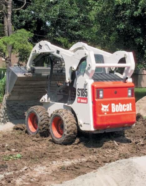 Gdy przestrzeń pozwala na zastosowanie większej ładowarki, ładowarka Bobcat 553 okazuje się idealna ze względu na rozmiar gwarantujący szybką i wydajną pracę na wielu obszarach.