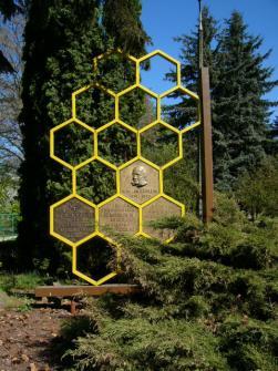 którym spędził ostatnie lata życia i zmarł ks. Jan Dzierżon. Skonstruował on pierwszy ul ramowy, używany do dziś przez hodowców, i odkrył zjawisko partenogenezy u pszczół.