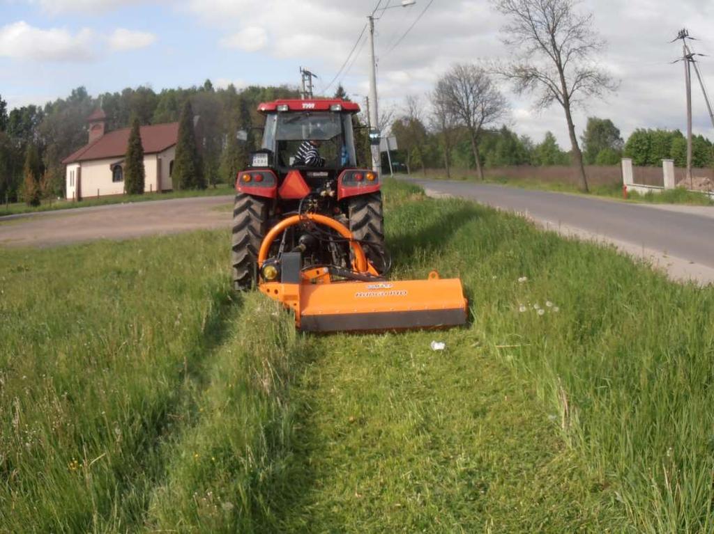 Koszenie poboczy przez