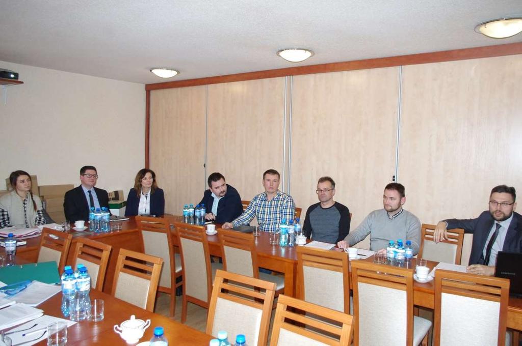 Projektanci pracują równolegle nad dokumentacją techniczną stale