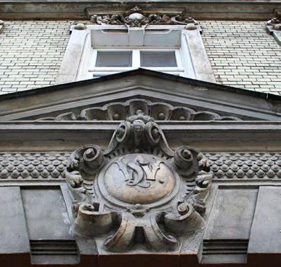 Interesujące detale architektoniczne z epoki spotyka się tutaj niemal na