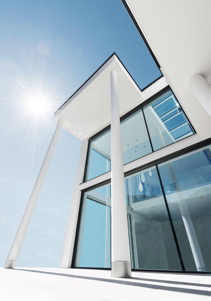 Internorm oprócz przeszkleń stałych i drzwi podnośno -przesuwnych z PCV, PCV i aluminium oraz drewna i aluminium oferuje również duże przeszklenia panoramiczne HX 300 i StudioXL oraz przeszklenia