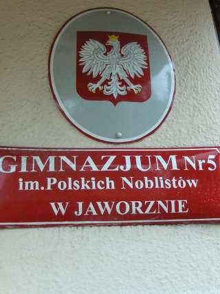 Gimnazjum nr 5 w Jaworznie Im. Polskich Noblistów Nasza szkoła mieści się w dzielnicy Osiedle Stałe.