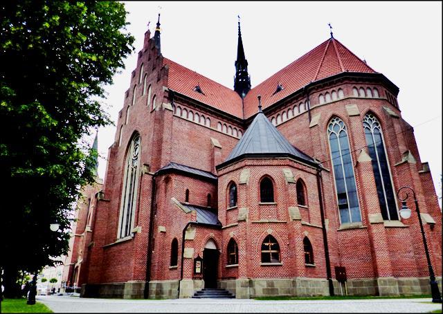 oneż blisko sztuk 100 wzięto na potrzeby fary, jako w Inwentarzu Farnim nowe srebro jest opisane. W tym kościele jest kielich srebrny staroświecki, wszystek z pateną wyzłocony z pasyjką srebrną.