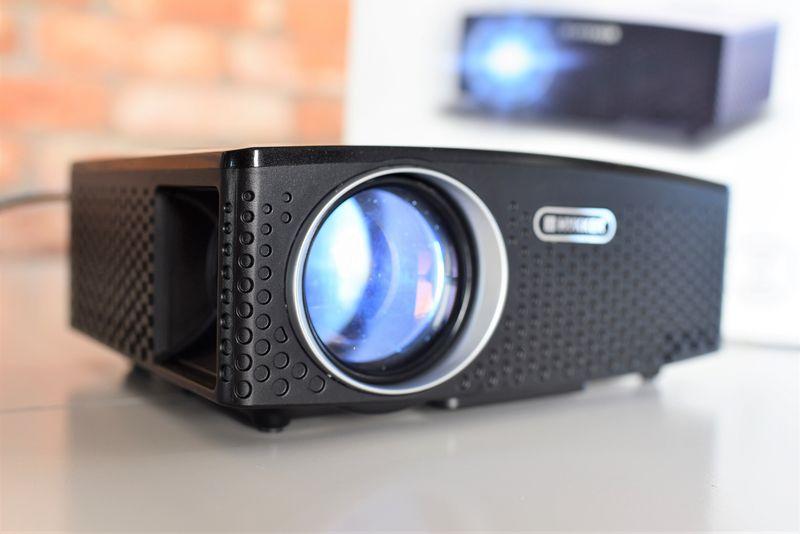 Hykker Vision 180 jak przystało na projektor multimedialny, pozwala na odtwarzanie obrazu i dźwięku z różnych źródeł. Zastosowane wejścia sprawiają, że możliwości się naprawdę spore.