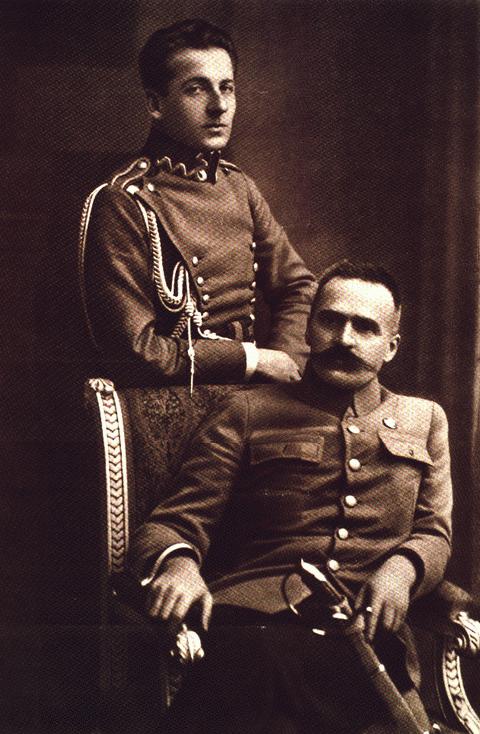 W czasie wyprawy na Kijów w 1920 r. pełnił funkcję szefa sztabu 1 DK. 26 listopada 1921 r.