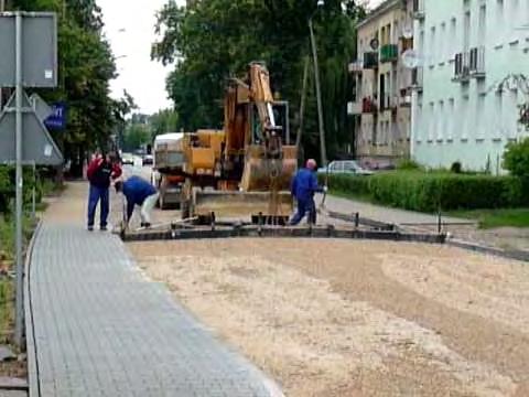 Zadanie 12. W jaki sposób podawana jest mieszanka betonowa do miejsca wbudowania z betonomieszarki samochodowej podczas betonowania płyty pomostu wiaduktu drogowego? Zadanie 13. A. Za pomocą japonek.