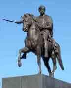 Pomnik księcia Józefa Poniatowskiego Pomnik księcia Józefa Poniatowskiego znajduje się przed Pałacem Prezydenckim, przedstawia księcia Józefa Poniatowskiego siedzącego na koniu i trzymającego miecz w