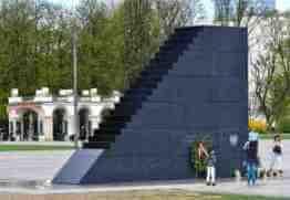 Pomnik Ofiar Tragedii Smoleńskiej Pomnik Ofiar Tragedii Smoleńskiej 2010 roku - monument odsłonięty 10 kwietnia 2018 według projektu Jerzego Kaliny.