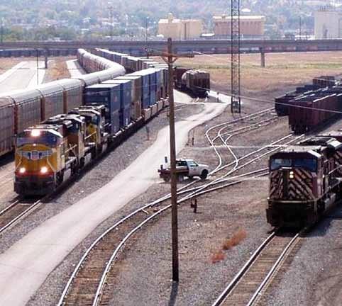 4. Tabor kolejowy jest wysoki, pociągi towarowe przewożą dwie warstwy kontenerów Railroad (4 szt.) [54]. Przy budowie było zatrudnionych około 10 tys.