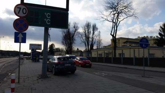 1) Na wnioskowanym odcinku ulicy Zielińskiego od skrzyżowania z ulicą Nowaczyńskiego na całej długości peronu oraz zatoki przystanku autobusowego obszar ten jest oznakowany obecnie jako wspólny ciąg