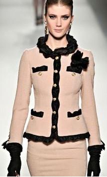 Zadanie 1. Źródłem inspiracji do zaprojektowania żakietu damskiego przedstawionego na zdjęciu jest twórczość A. Coco Chanel. B. Pierra Cardin. C. Yves Saint Laurent. D. Vivienne Westwood. Zadanie 2.