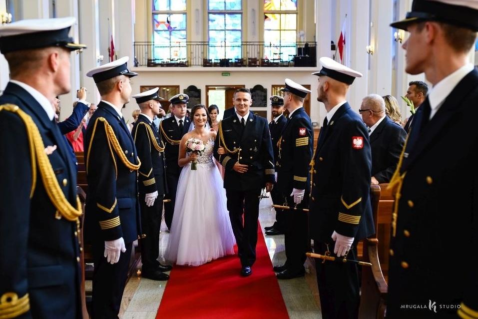 Czerwony Dywan Królewskie wejście do Kościoła? Dlaczego nie? Z pewnością zaskoczycie swoich gości podczas Ceremonii Zaślubin.