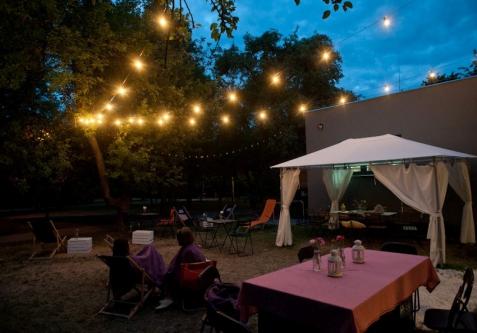 Girlandy arówkowe Klasyczne oświetlenie parkietów tanecznych na imprezach plenerowych we francuskich miasteczkach i
