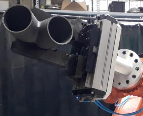 Centralnym elementem układu sterowania jest sterownik PLC zintegrowany z panelem operatorskim 10 firmy B&R, nadzorujący pracę robotów przemysłowych i urządzeń peryferyjnych takich jak, stoły