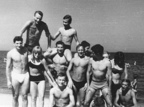 Na plaży u góry: Wiesiek Okpisz i ja, stoją: Jerzy Okraszewski, Astrid Ostańkowicz,