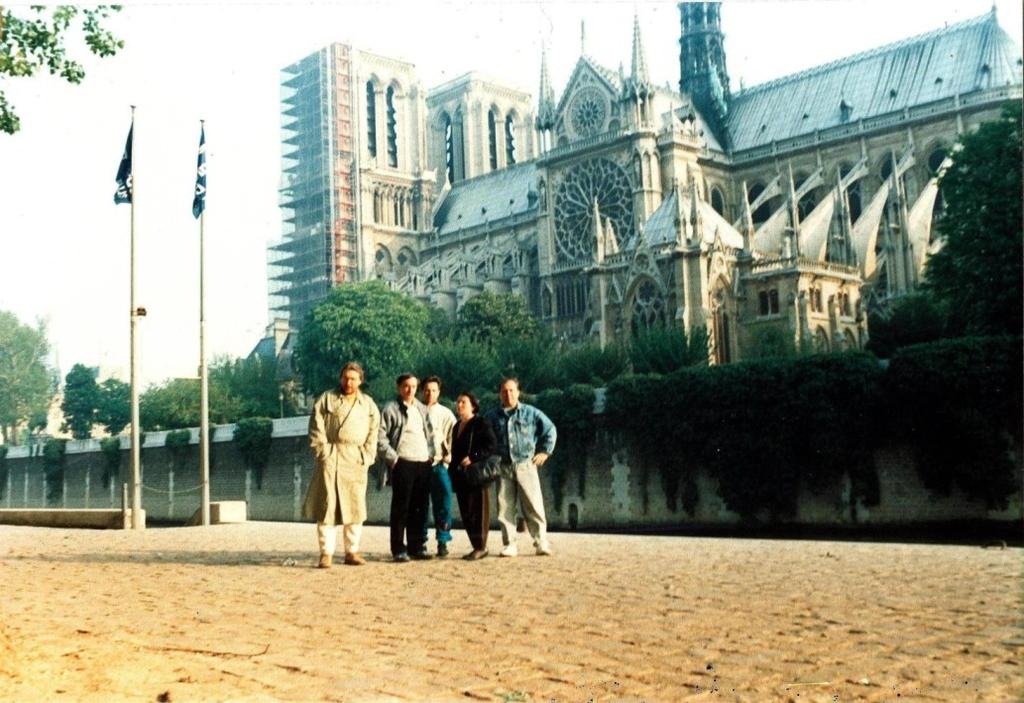 Francja Paryż, maj 1992 r. Pod katedrą Notre Dame, nad Sekwaną.
