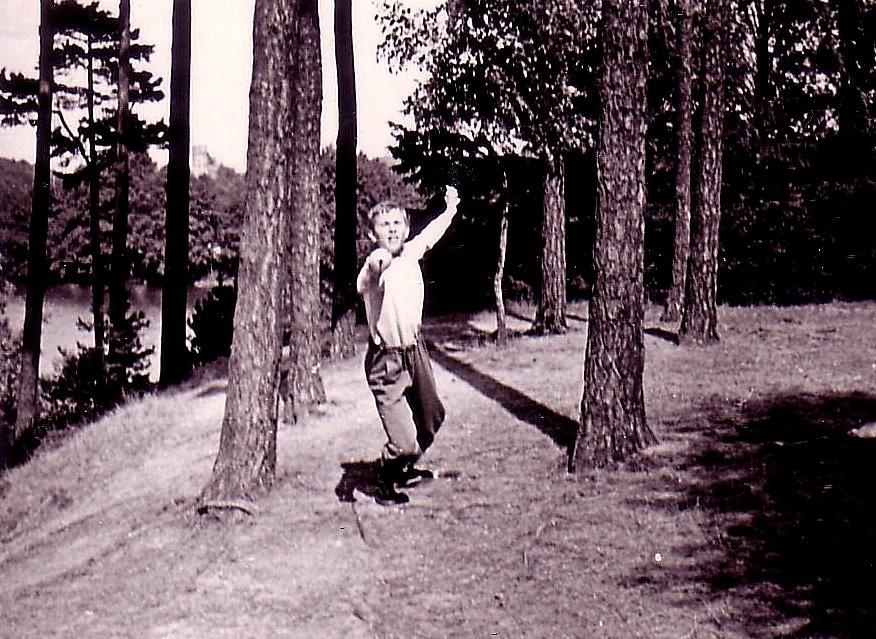 Trening w lesie, z tyłu widoczny dawny zamek krzyżacki. Wrocław 13.02.1966 r.